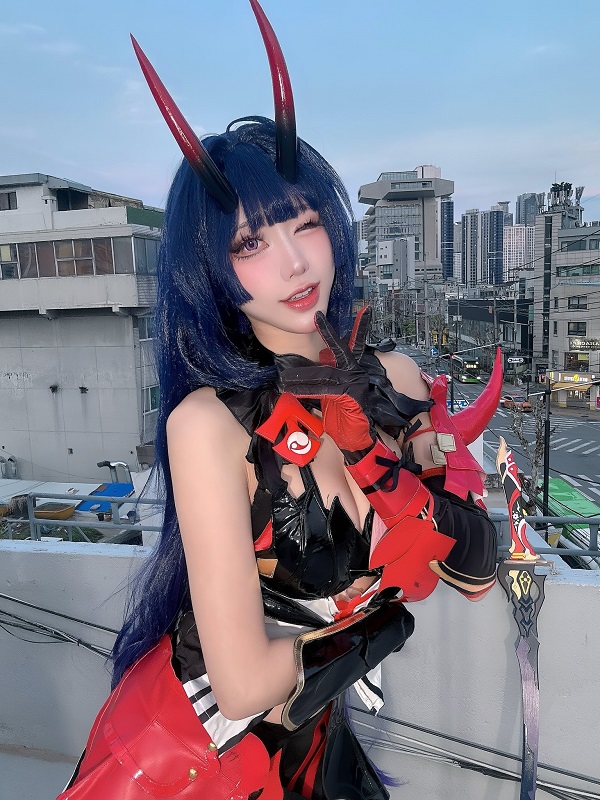 Cosplayer hóa thân thành Raiden Mei trong bộ giáp tím
