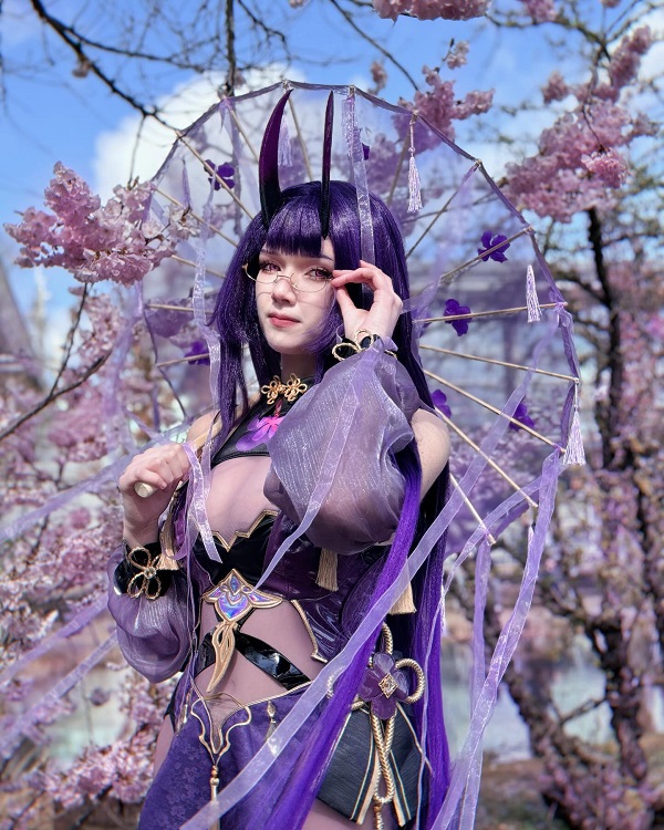 Cosplayer tái hiện thần thái lạnh giá của Raiden Mei