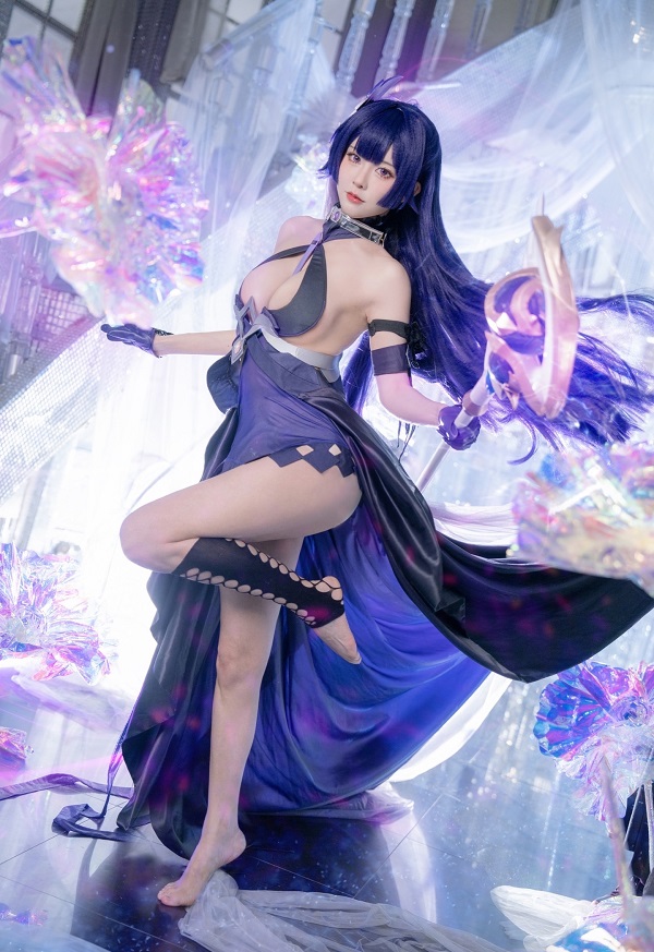 Cosplay với hậu cảnh chiến đấu giả lập đầy chân thực