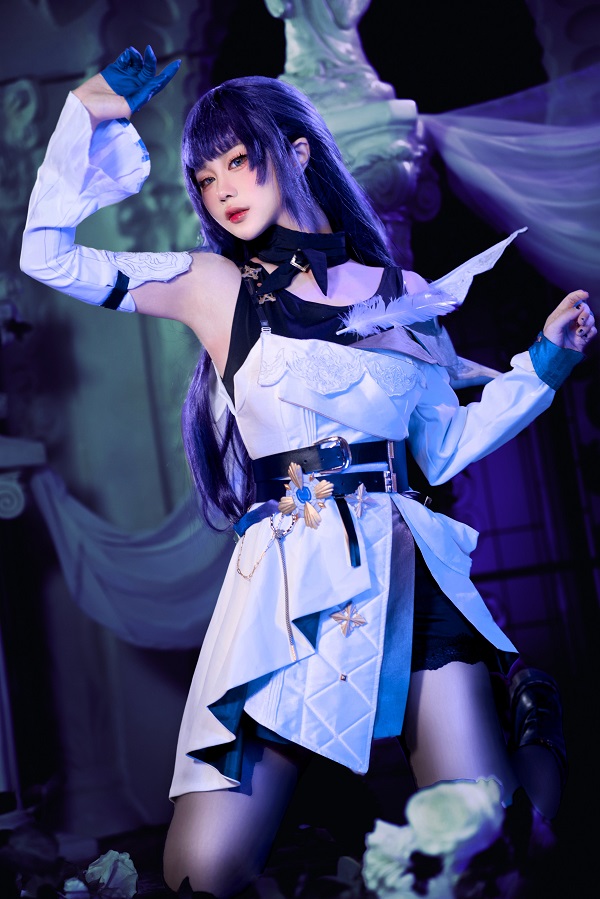 Cosplay Raiden Mei với ánh sáng tím bao quanh ấn tượng