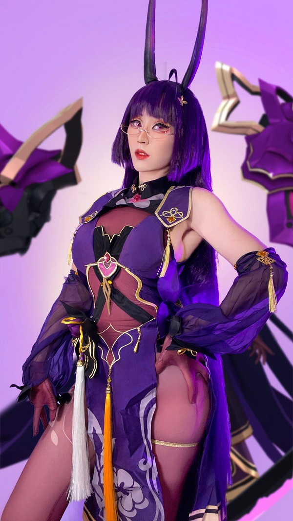 Raiden Mei cosplay tạo dáng chiến binh mạnh mẽ