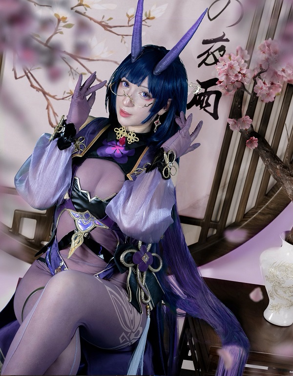 Cosplayer thể hiện biểu cảm lạnh lùng hoàn hảo