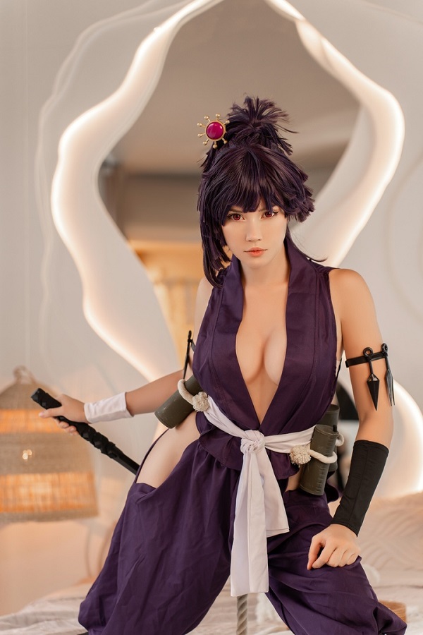 Yuzuriha cosplay bên nền hoa anh đào