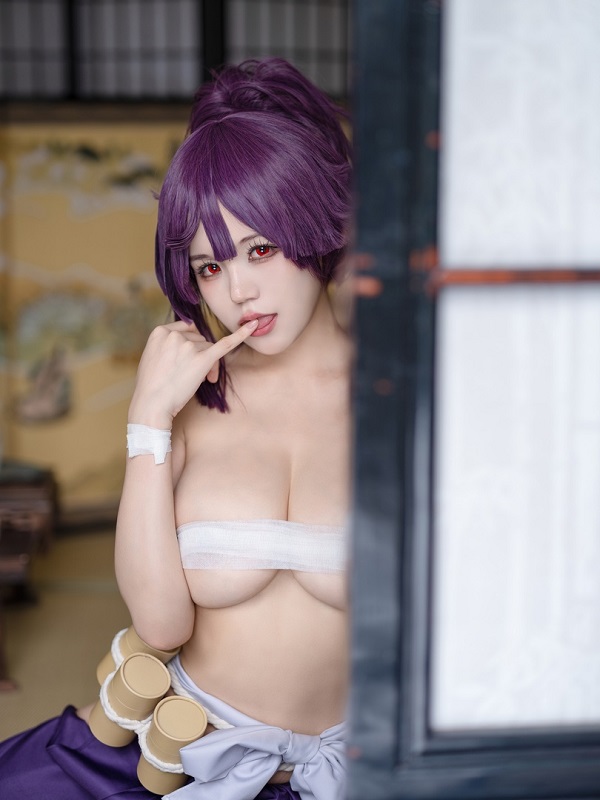 Cosplay Yuzuriha tương tác với đạo cụ quạt