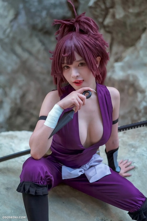 Tạo hình cosplay với váy tím phong cách
