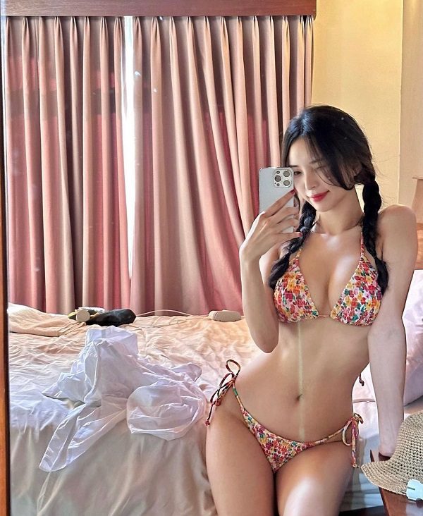 Bikini dây nhỏ gợi cảm trong ánh sáng vàng