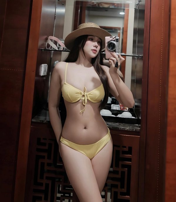 Gái xinh mặc bikini cười tươi trước gương
