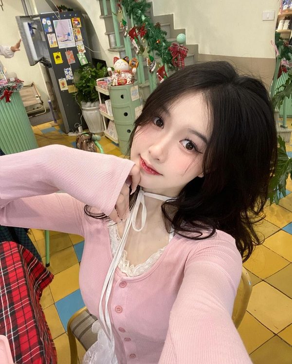 Gái xinh cười rạng rỡ ngoài trời nắng nhẹ
