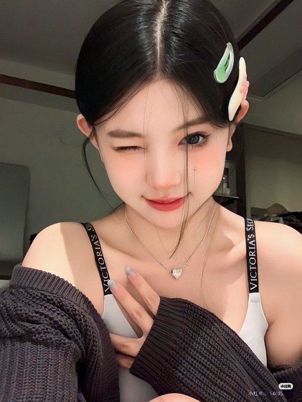 Gái đẹp cười nhẹ giữa phố đông người
