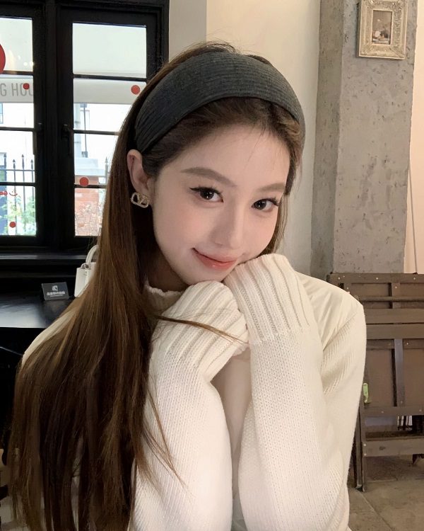 Gái đẹp cười rạng rỡ với outfit mùa hè
