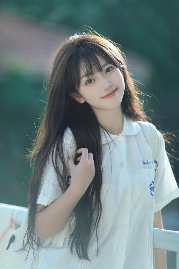 Cô nàng dễ thương cười hết cỡ khi chụp ảnh selfie