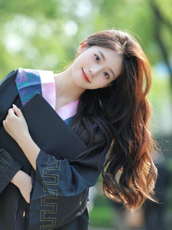 Nụ cười hồn nhiên của gái xinh ở công viên