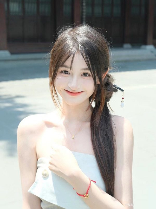 Gái xinh cười trong buổi hoàng hôn lãng mạn