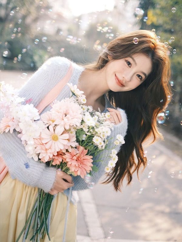 Gái dễ thương cười khi ôm thú bông