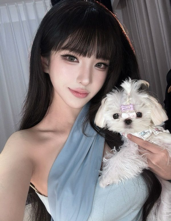 Gái xinh cười e thẹn trong trang phục học sinh