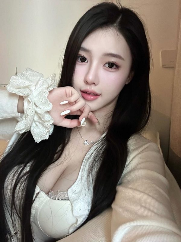 Cô gái dễ thương cười với hoa trên tay