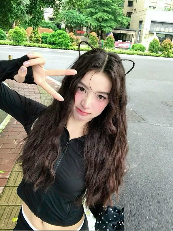 Gái xinh cười khi nháy mắt với máy ảnh