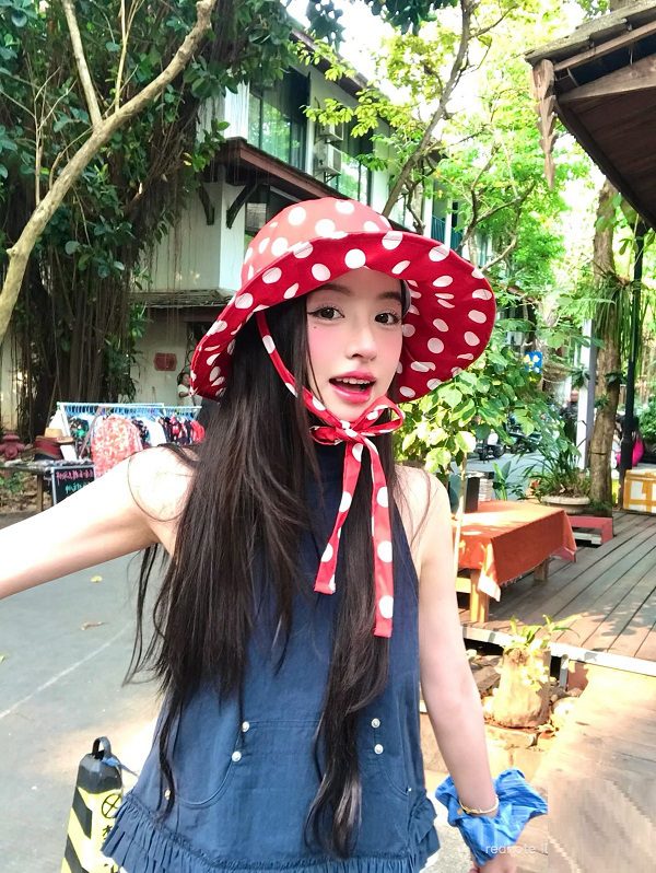 Gái đẹp cười tự nhiên trong khuôn viên trườngGái đẹp cười tự nhiên trong khuôn viên trường