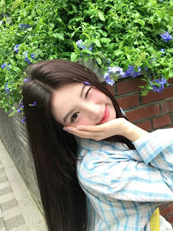 Gái xinh cười đáng yêu khi ăn kemGái xinh cười đáng yêu khi ăn kem