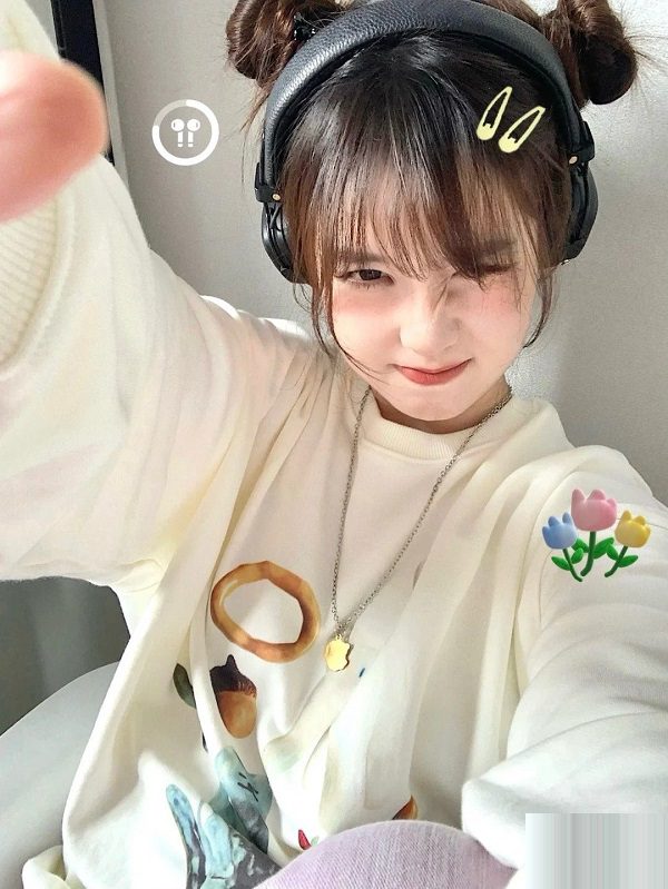 Cô nàng tóc xoăn cười cuốn hút