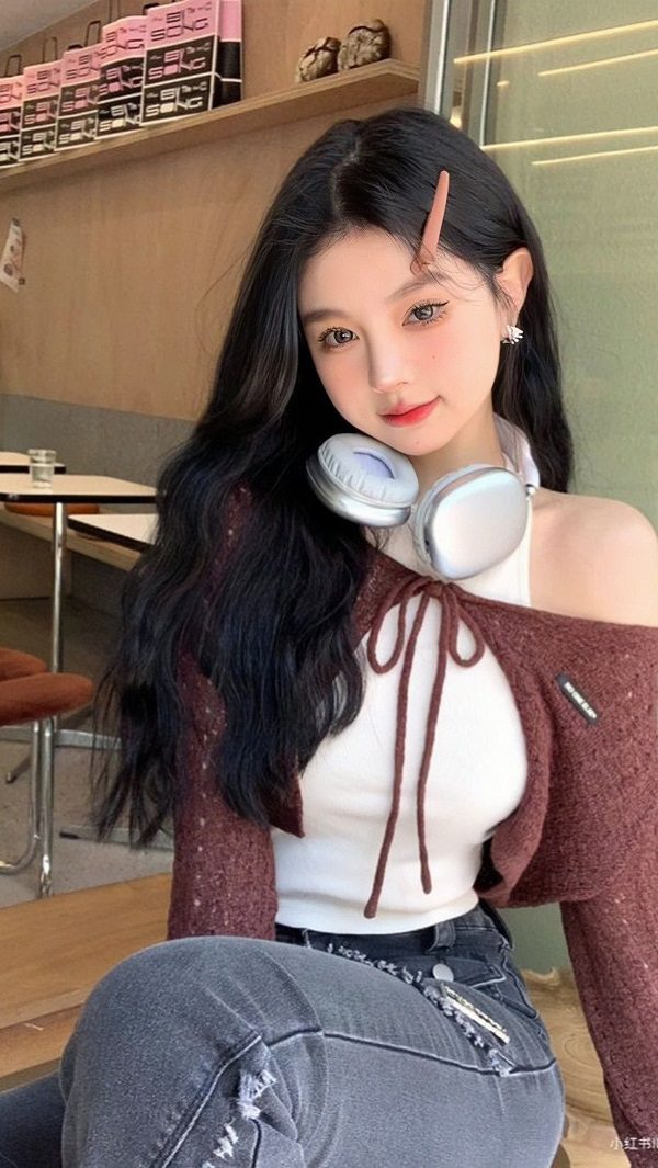 Ảnh gái xinh cười trong trang phục thể thao