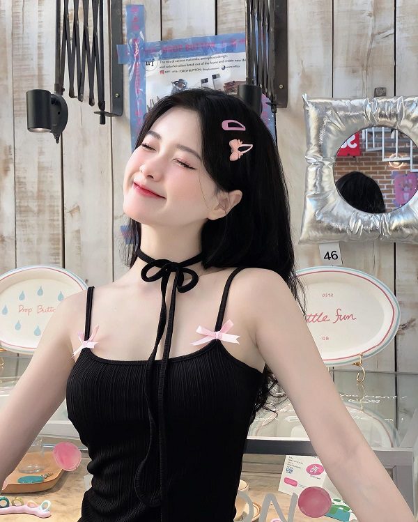 Gái xinh cười lém lỉnh khi dùng điện thoại