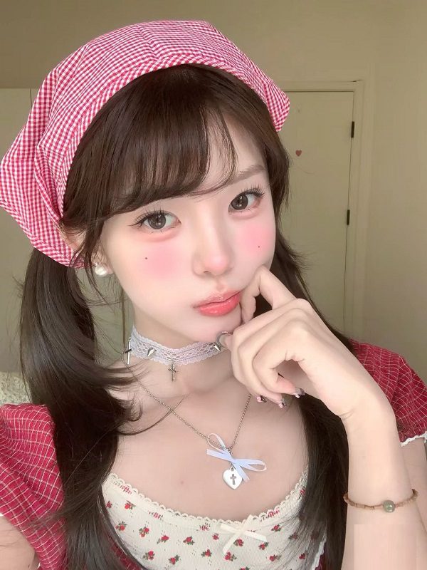 Ảnh gái xinh cười ngại ngùng khi được chụp trộm