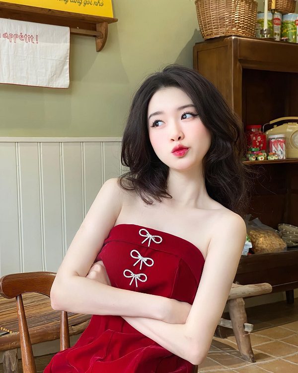 Gái xinh cười tinh tế khi ngồi trong quán sách