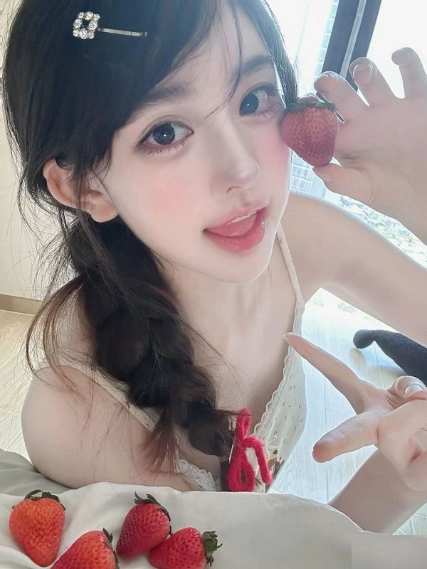 Gái xinh trong bộ váy trắng cười như thiên thần