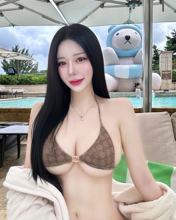 Bikini ôm dáng giúp tôn lên đường cong nuột