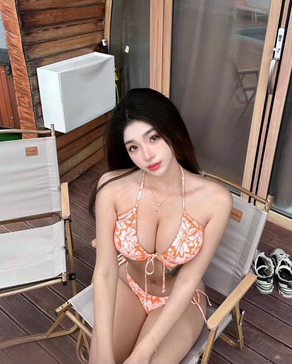 Bikini mini ôm sát cùng đôi chân dài miên man
