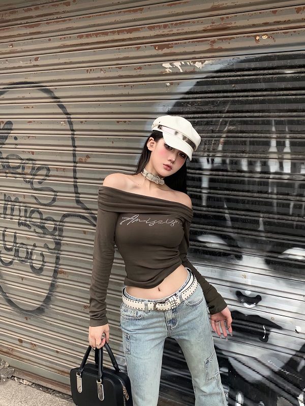 Hot girl Trung Quốc tạo dáng bên bờ hồ