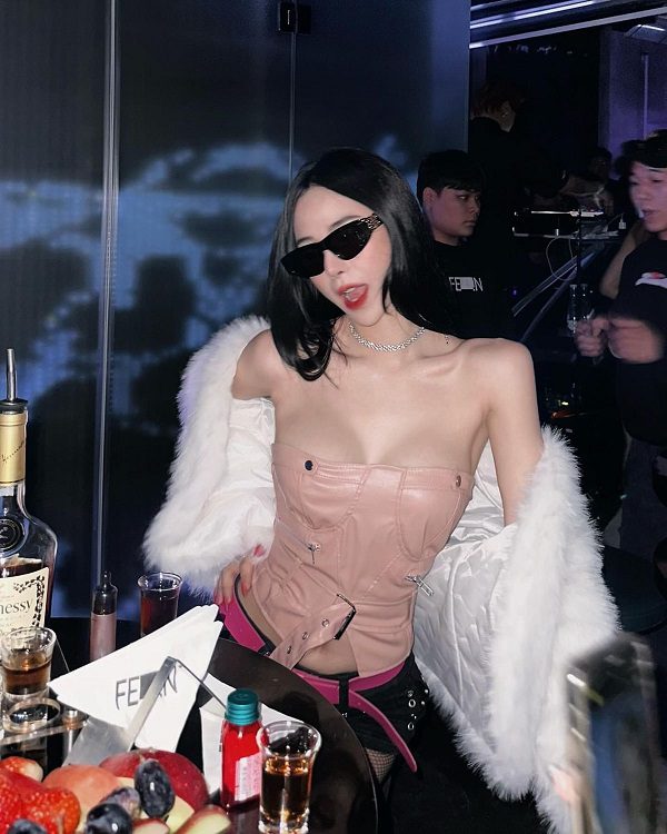Cô nàng với nụ cười tỏa nắng giữa phố