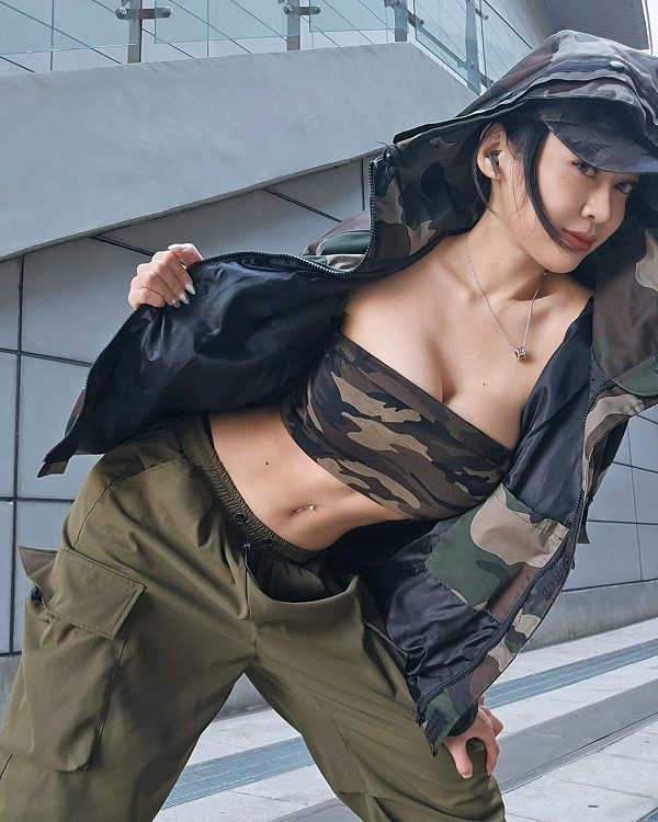 Ảnh gái xinh Trung Quốc selfie nhẹ nhàng bên gương