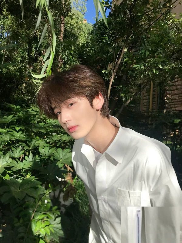Ảnh selfie trước gương của trai 2k10 mặc hoodie