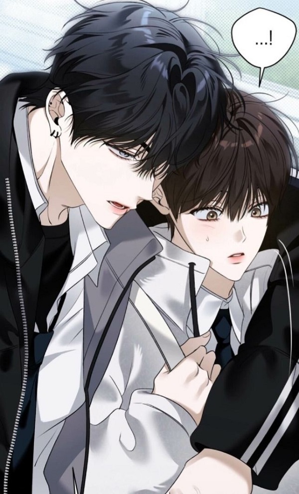 Cặp đôi anime nắm tay nhau trên con đường vắng, bước đi song hành.