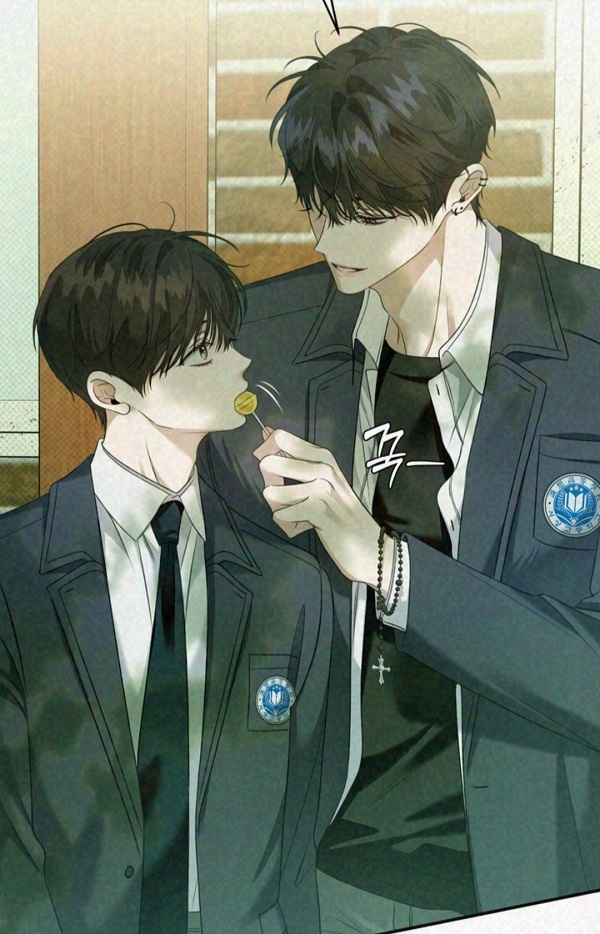 Cặp đôi anime trao nhau cái ôm vội vàng, đầy bất ngờ.