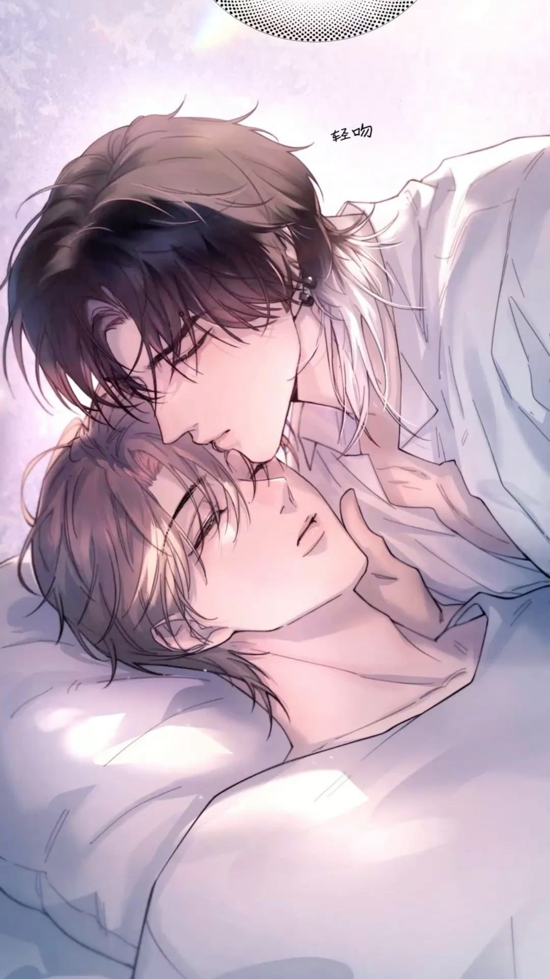 Cặp đôi anime tựa vào nhau trên xích đu, rất lãng mạn.