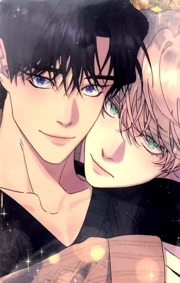 Anime boylove tựa vào nhau trên bãi biển, lắng nghe tiếng sóng.
