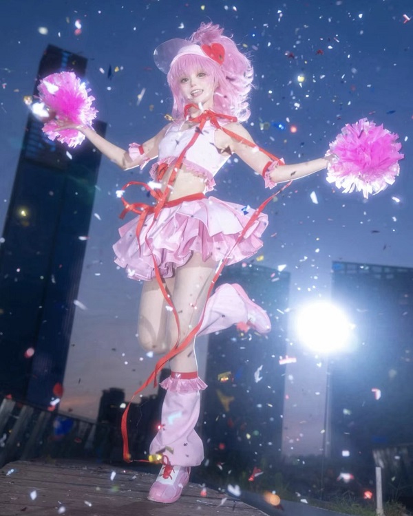 Cosplay Amu Hinamori tóc hồng nổi bật