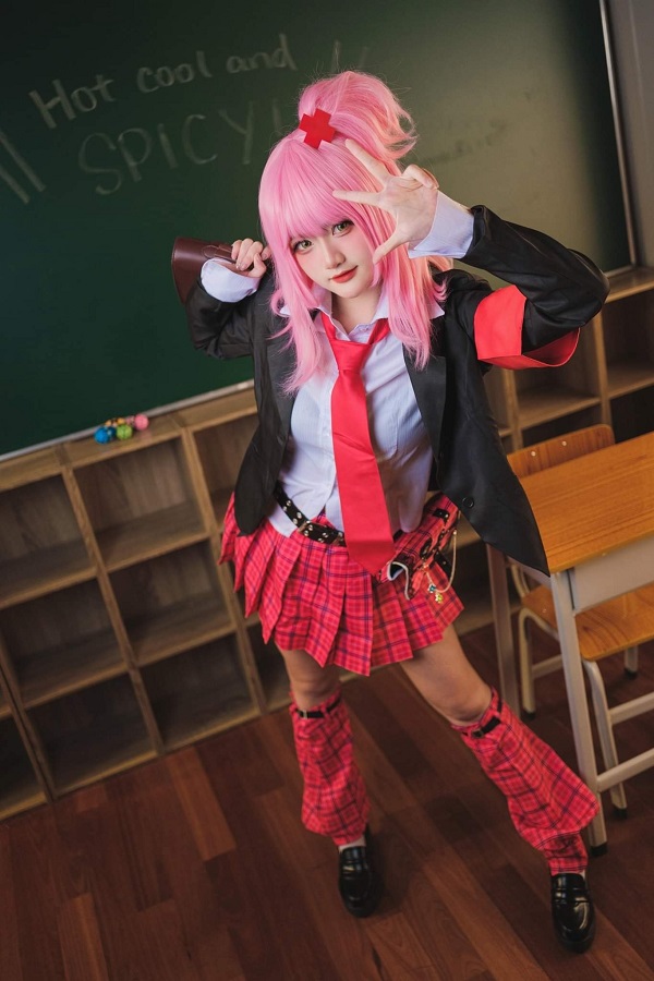 Cosplay Amu bên hoa anh đào