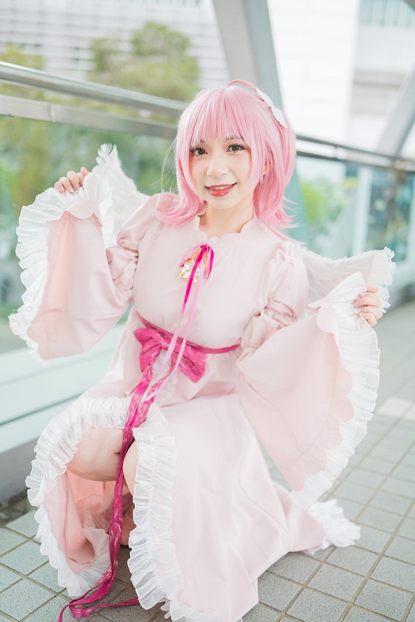 Cosplayer trong tư thế bước đi nhẹ nhàng