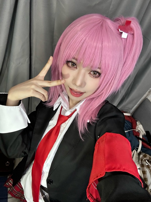 Cảnh cosplay ban đêm ánh đèn lung linh