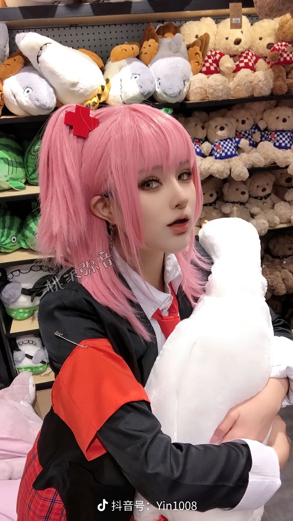 Ánh nắng chiếu vào cosplay Amu ngoài trời