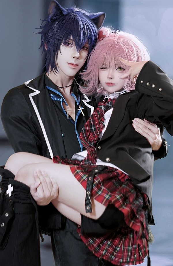 Cosplayer tạo dáng nghiêng vai tự nhiên
