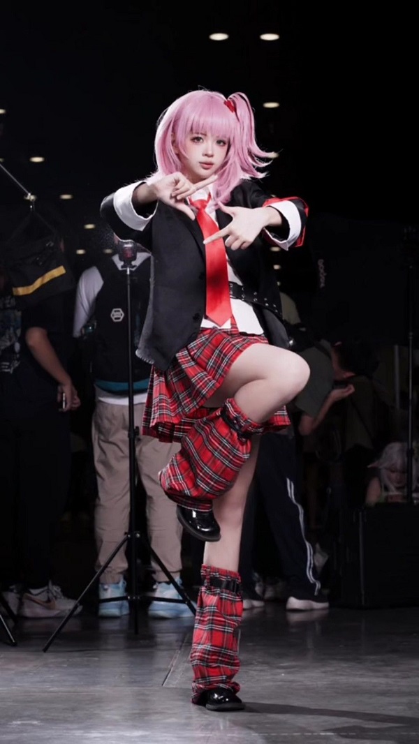 Chiếc balo học sinh đi cùng cosplay Amu