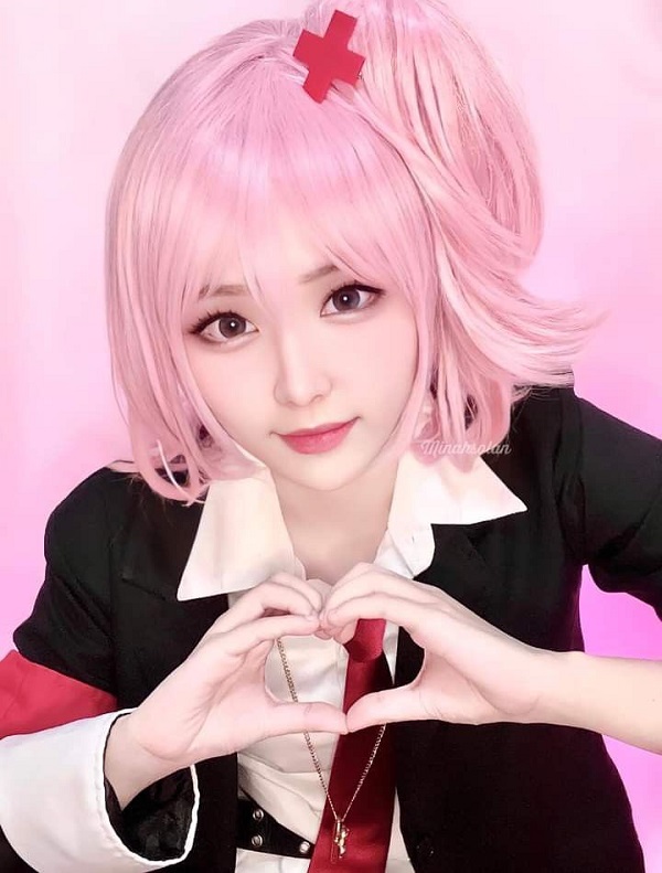 Nền cảnh cosplay đầy hoa sắc màu