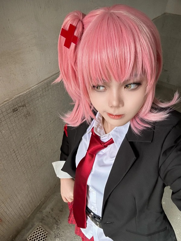 Amu Hinamori cosplay tạo dáng cùng sách