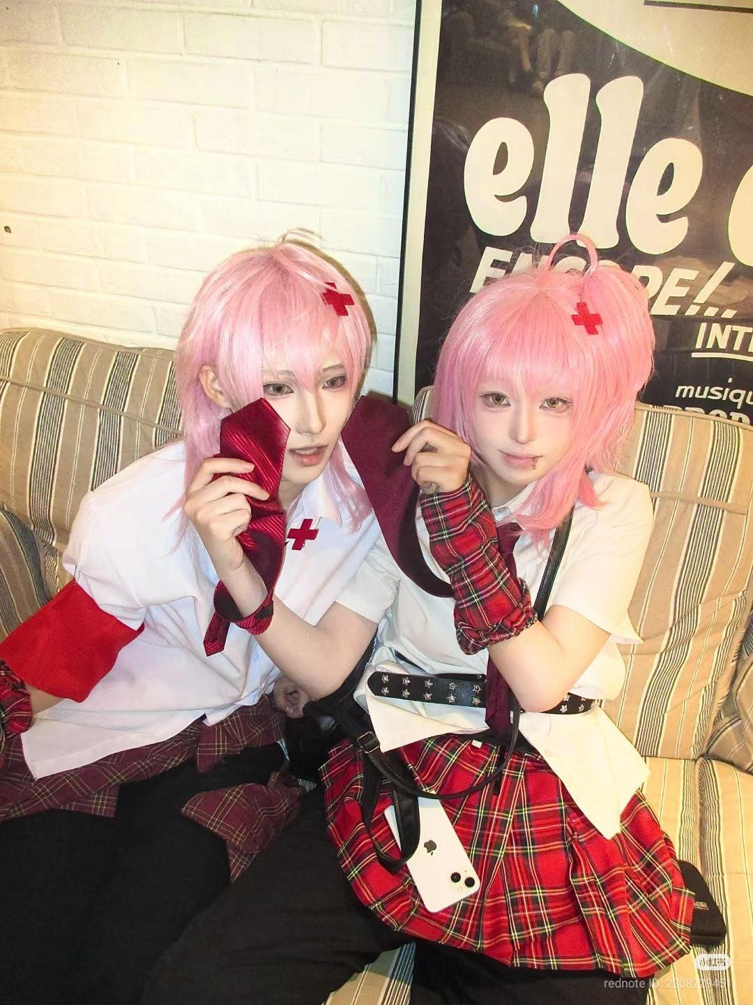 Cosplayer tái hiện cảnh mở quả trứng Chara
