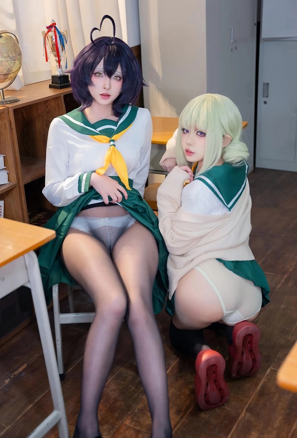 Hình ảnh một cosplayer tạo dáng đứng, khoe toàn bộ trang phục.